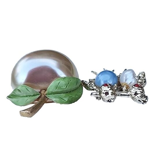 VTG Simulated Pearl Parrot Birds W/Red Eyes & Signed JJ Apple Brooch Set Of 2 - Picture 7 of 10